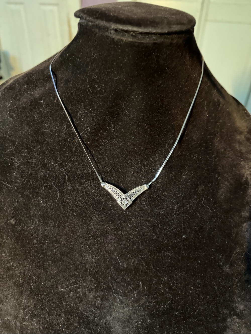 10k white gold V-Shaped Pendant Necklace in 10k white gold